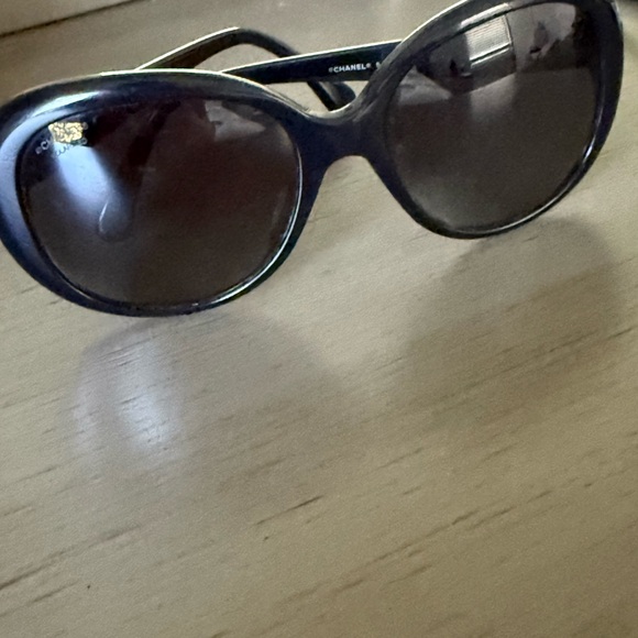 Authentic chanel sunglasses black-great condition - Picture 5 of 6